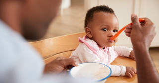 O que dar para meu bebê comer? Cartilha dá dicas até 2 anos