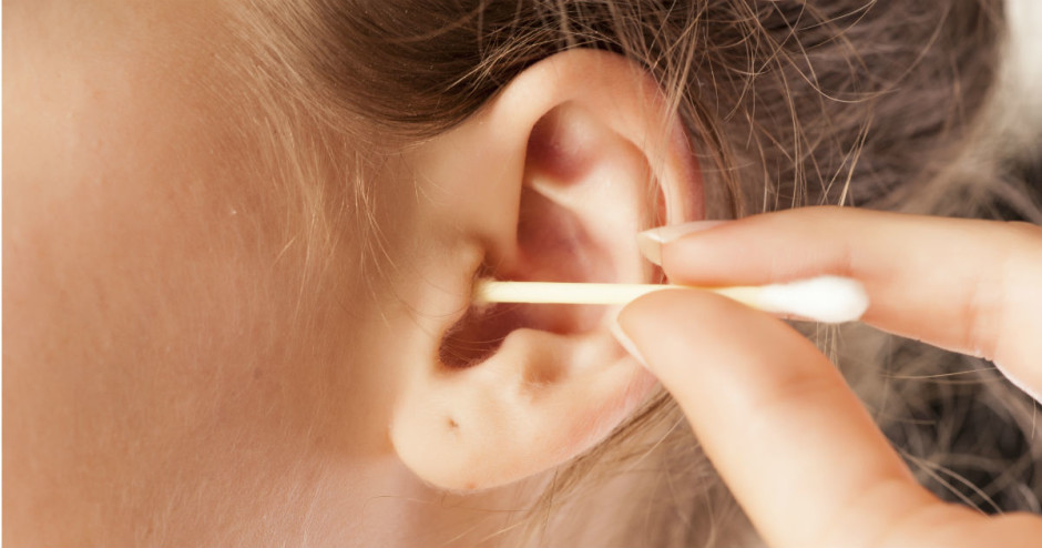 Mulher desenvolve infecção cerebral por limpar errado os ouvidos