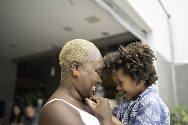 Mãe e filho se olhando com um sorriso no rosto