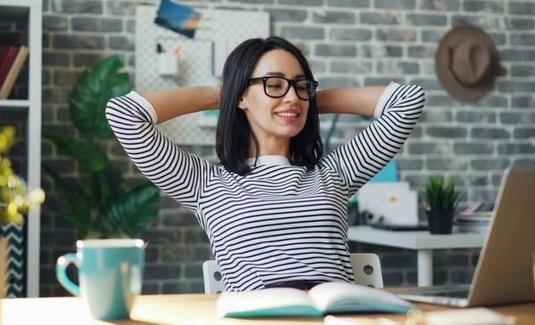 Mulher feliz trabalhando com a mão na cabeça