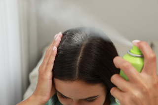 aplicando shampoo a seco no cabelo