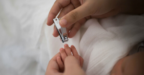 Como cortar as unhas do bebê para não encravar