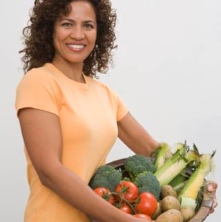 Mulher com vegetais
