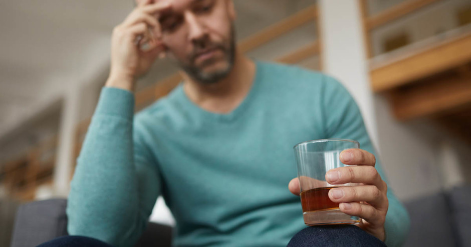 Entenda os riscos de misturar álcool e medicamentos (Foto: Getty Images)