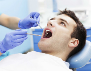 Homem realizando extração dental