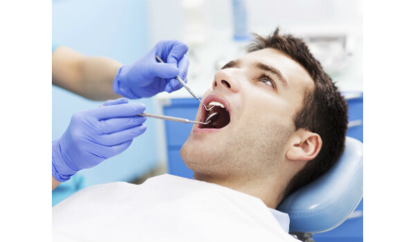 Homem realizando extração dental
