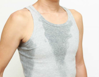 Antiperspirantes e desodorantes podem ser usados para tratar hiperidrose (suor excessivo)