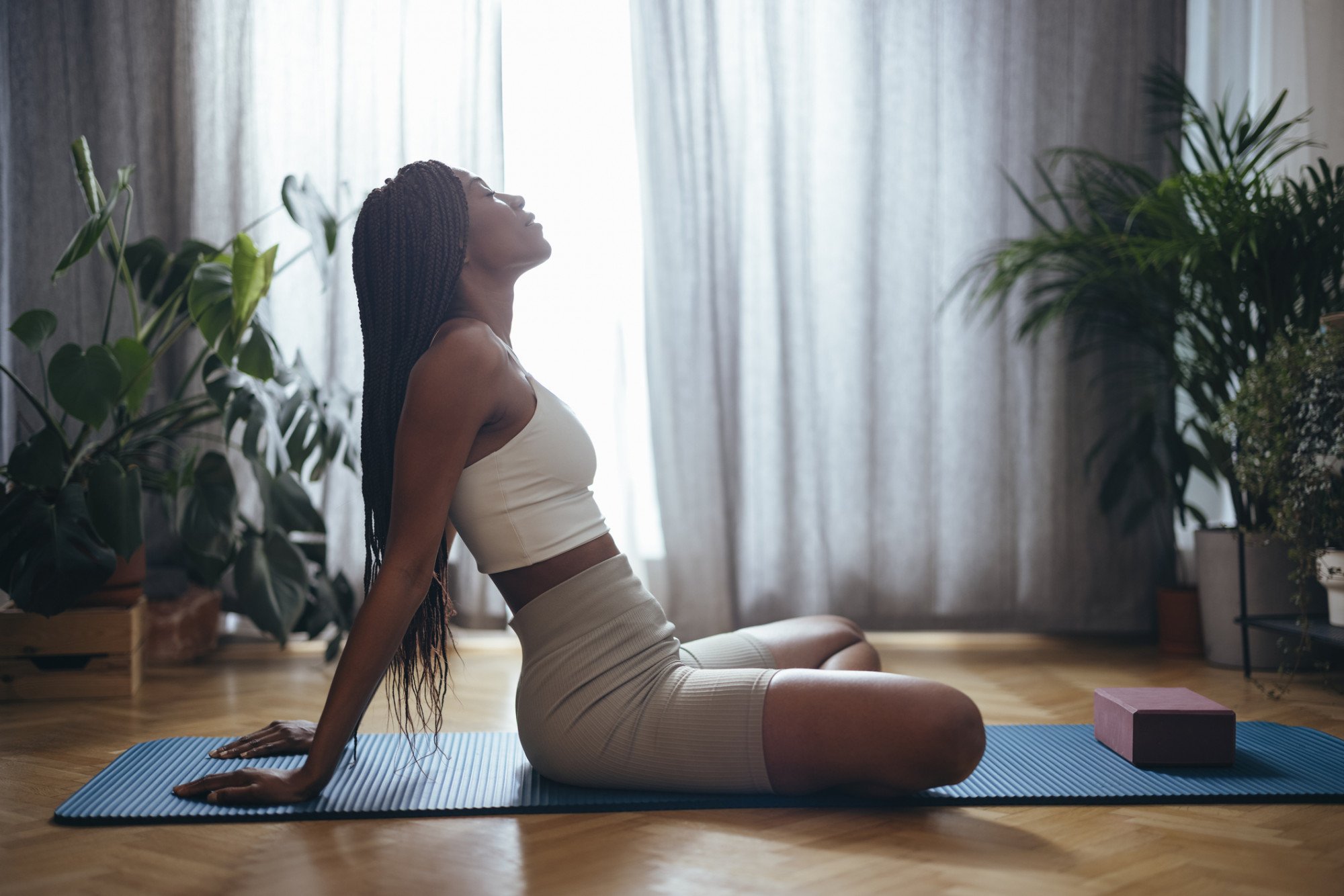 mulher pratica ioga, várias posições de ioga. quatro posições de