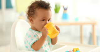 Água e suco: quando e como introduzi-los para bebês