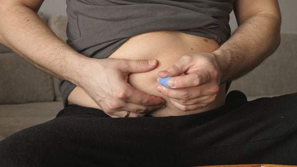 imagem aproximada de um homem injetando ozempic (semaglutida) injeção na barriga