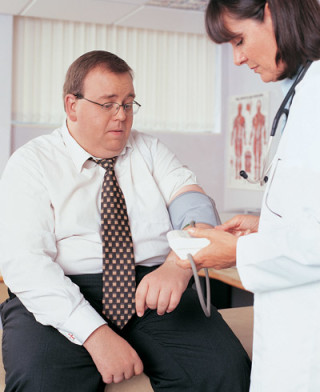 Homem medindo a pressão arterial - Foto Getty Images
