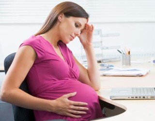 Mulher grávida preocupada