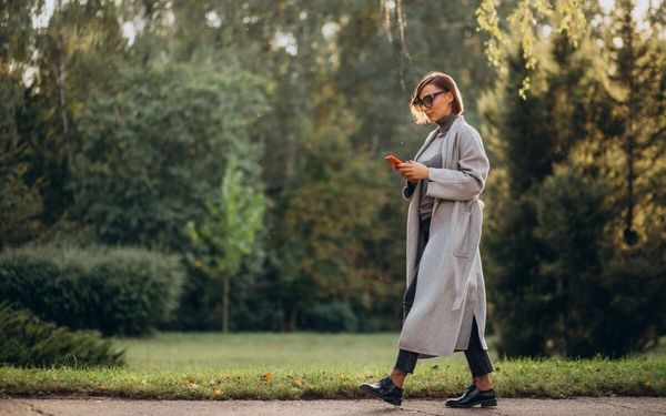 mulher caminhando em um parque