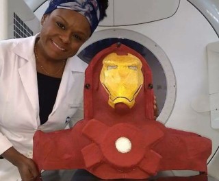 Técnica segura máscara de radioterapia com personagem infantil