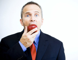 homem comendo maçã