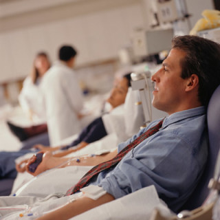 Homem doando sangue - Foto Getty Images