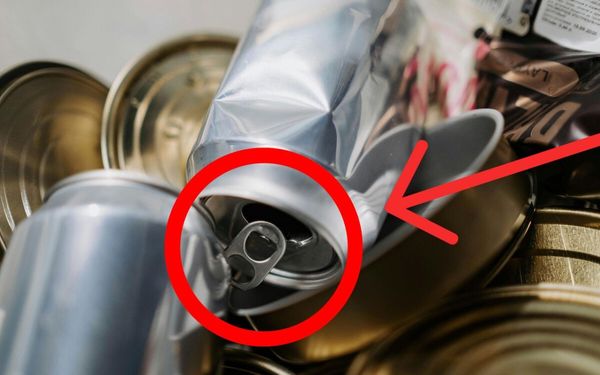 close de anel de alumínio em uma lata de refrigerante