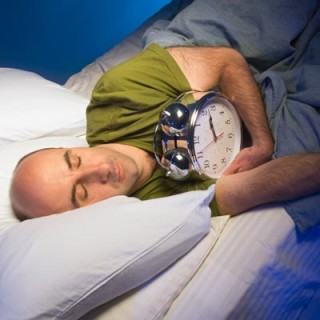 Homem dormindo abraçado com um relógio
