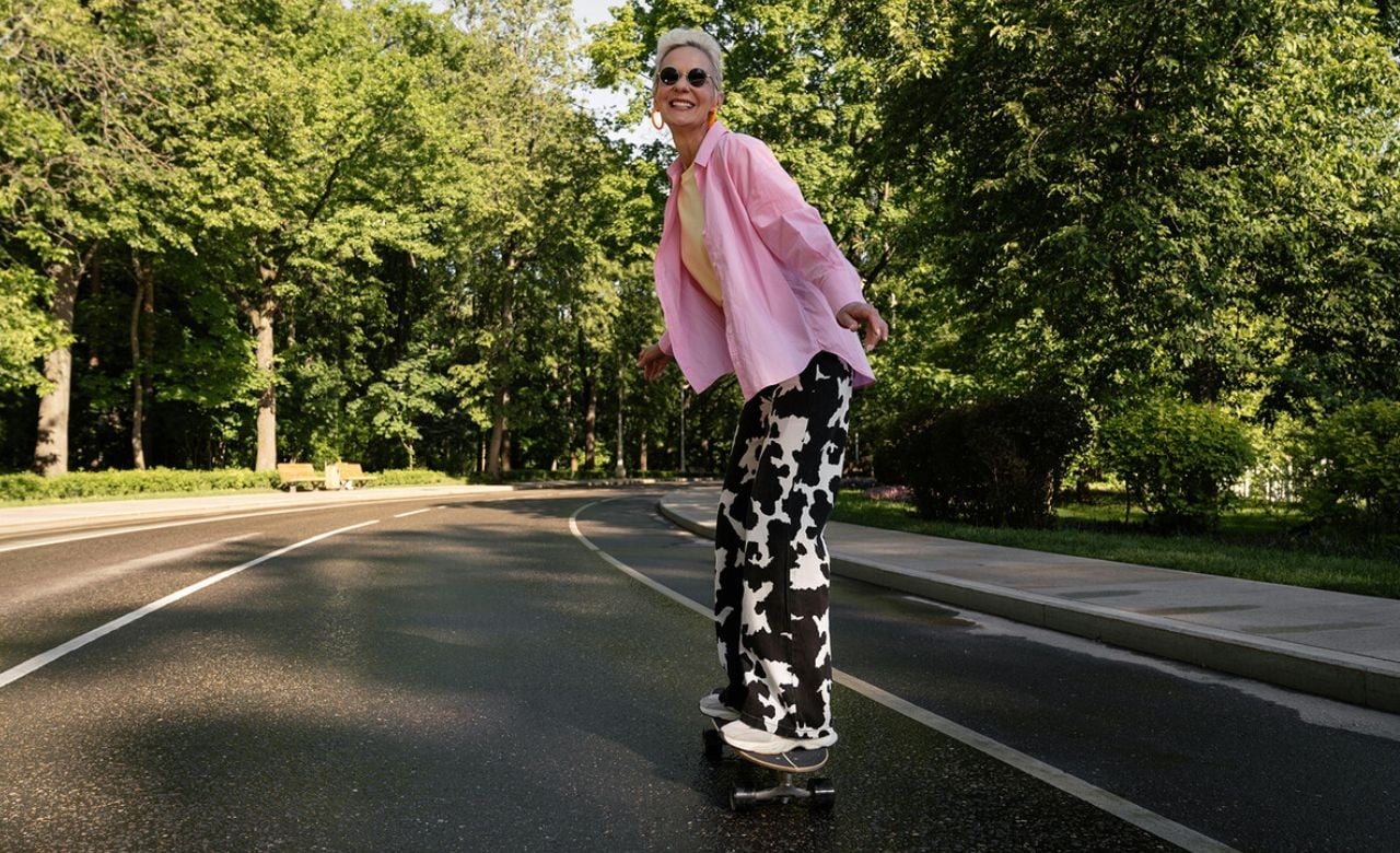 Mulher andando de skate em parque