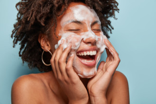 Como prevenir o envelhecimento da pele do rosto?