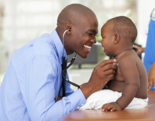 Bebê de dois anos em consulta com pediatra 