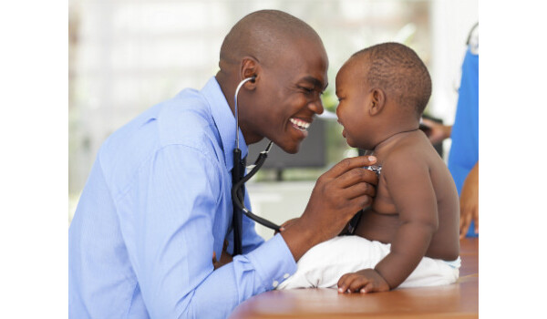 Bebê de dois anos em consulta com pediatra 