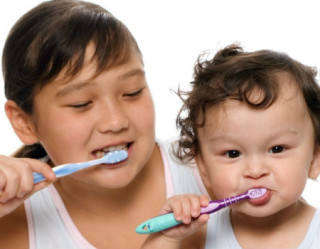 Crianças escovando os dentes
