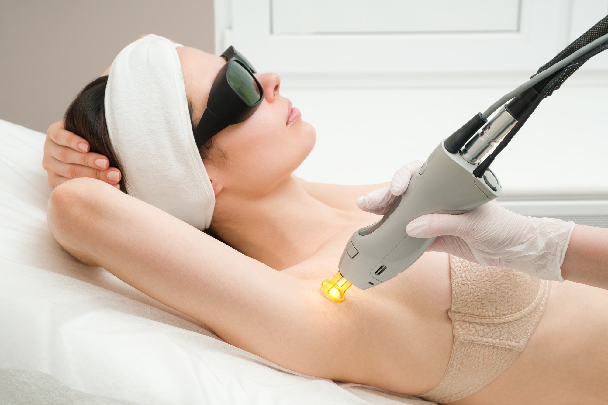 mulher fazendo depilação a laser na axila