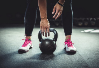 Exercícios com kettlebell ajuda a ganhar massa muscular - Créditos: Goolia Photography/Shutterstock