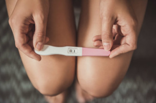 Teste de gravidez de farmácia é positivo quando fica com duas riscas