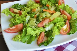 Imagem aproximada de prato de salada com alface e tomate