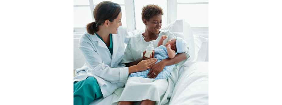 Médica com mãe e bebê