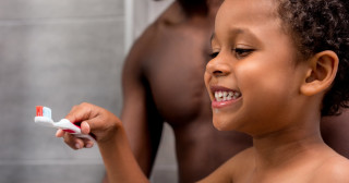 Seu filho pode estar usando mais pasta de dente do que deveria