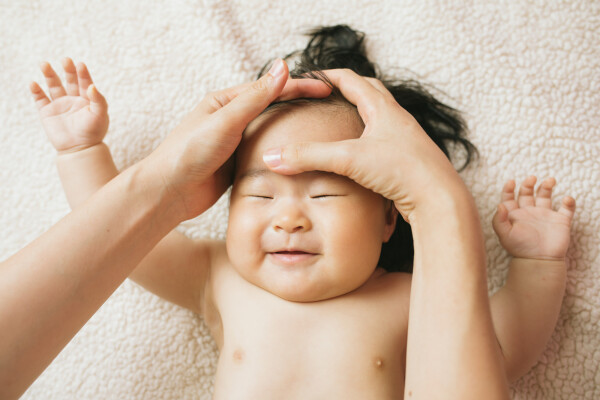 Bebê recebendo massagem no rosto