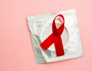 camisinha e laço vermelho do HIV