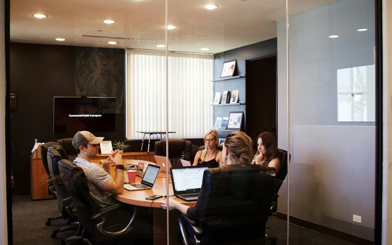 Pessoas em uma sala de reunião no trabalho