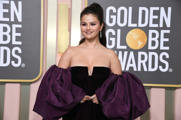 Selena Gomez no tapete vermelho do Globo de Ouro
