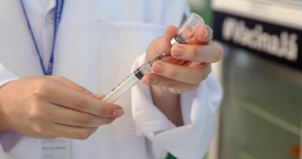 Vacinação contra COVID-19 pode ter início hoje, diz ministro