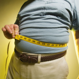 Homem medindo a barriga - Foto Getty Images