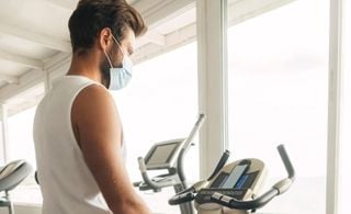 Homem em uma bicicleta ergométrica