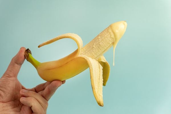 banana com leite condensado simulando uma ejaculação