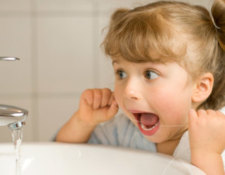 Crianças podem se divertir esconvando os dentes
