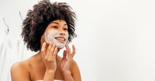 Argila branca: para que serve, benefícios para o rosto e cabelo