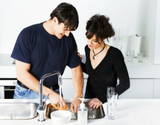 casal lavando a louça junto