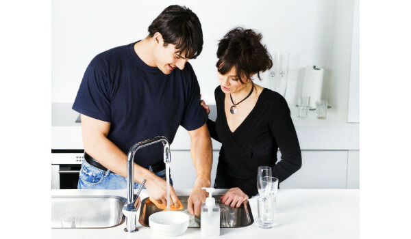 casal lavando a louça junto