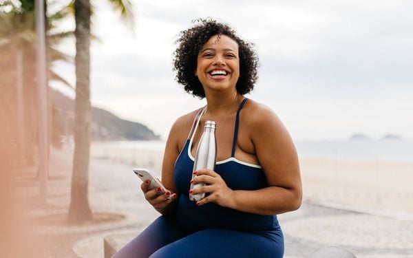 mulher negra sorrindo