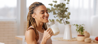Mulher bebendo leite vegetal