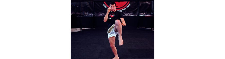 Treino de Muay Thai: aprenda a joelhada voadora e fortaleça abdômen e pernas