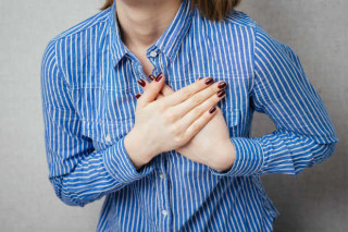 Mulher com dor no peito - Foto: Shutterstock