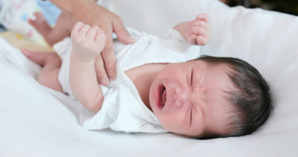 Bebê chorando no berço